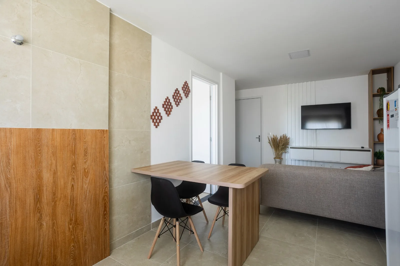 Sala de jantar e estar de um apartamento do LZT Comfort em Caruaru